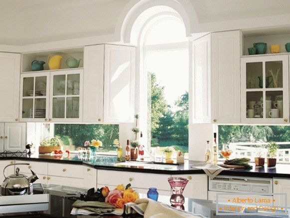 Okno dizajn v kuchyni - interiér fotografie súkromného domu