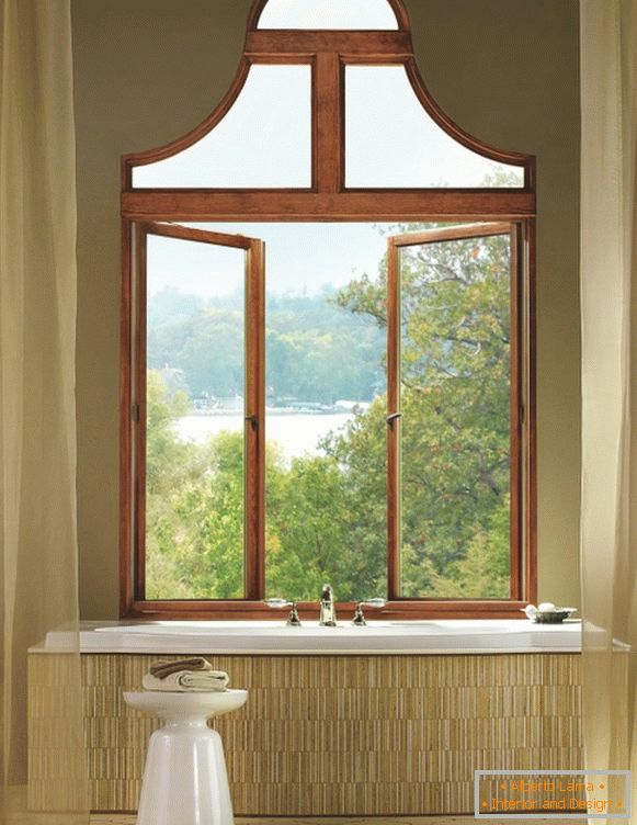 Nezvyčajné drevené okno v kúpeľni