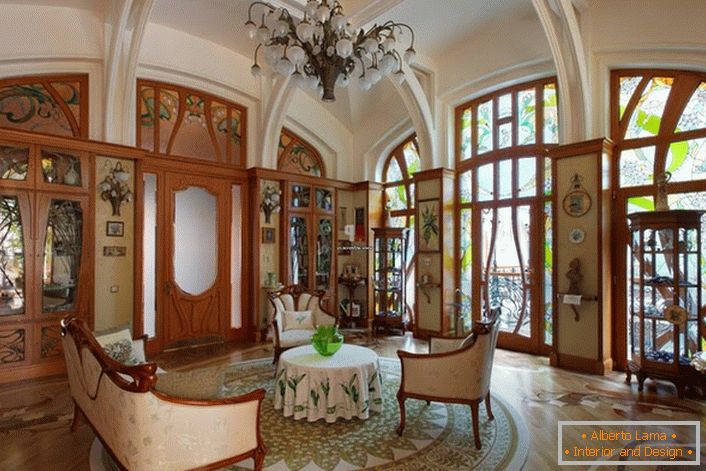 Obývacia izba vo veľkom dome španielskej rodiny je zariadená v modernom štýle. Útulná miestnosť na večerné stretnutia s priateľmi alebo rodinou.