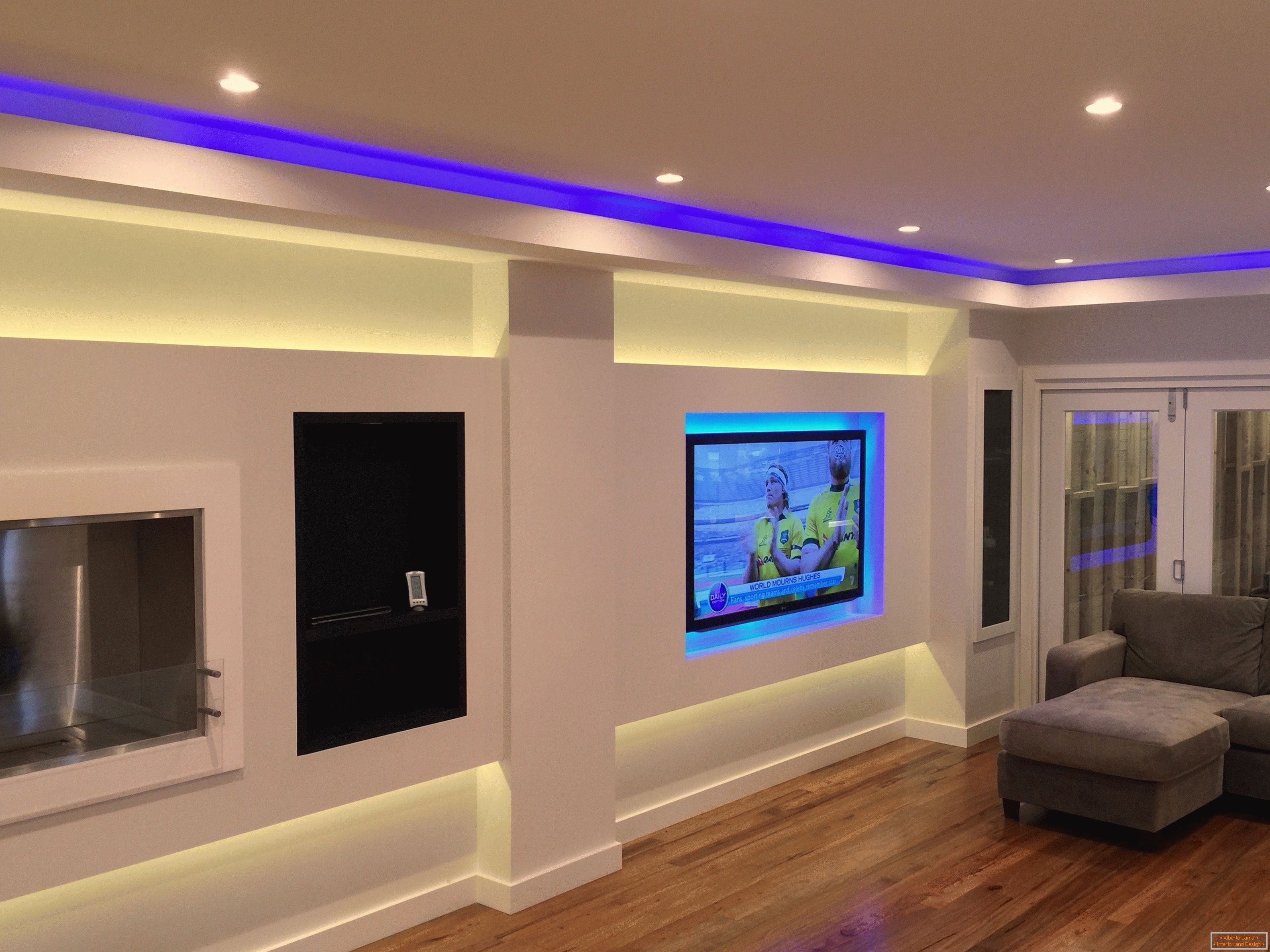 Modrá LED pásik na stropi obývacej izby
