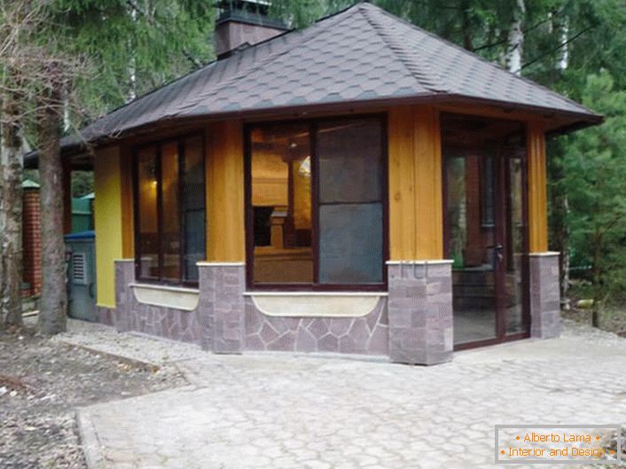 Zimný altánok v štýle chaty je ideálnym riešením pre projektovanie prímestskej oblasti.