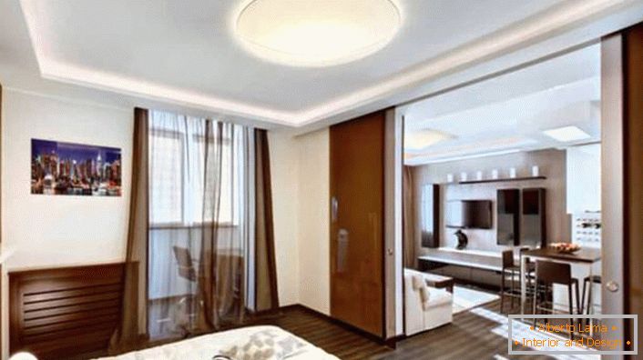 Štúdiový apartmán o rozlohe 40 metrov štvorcových je rozdelený posuvnými dverami do obývacej izby a spálne.