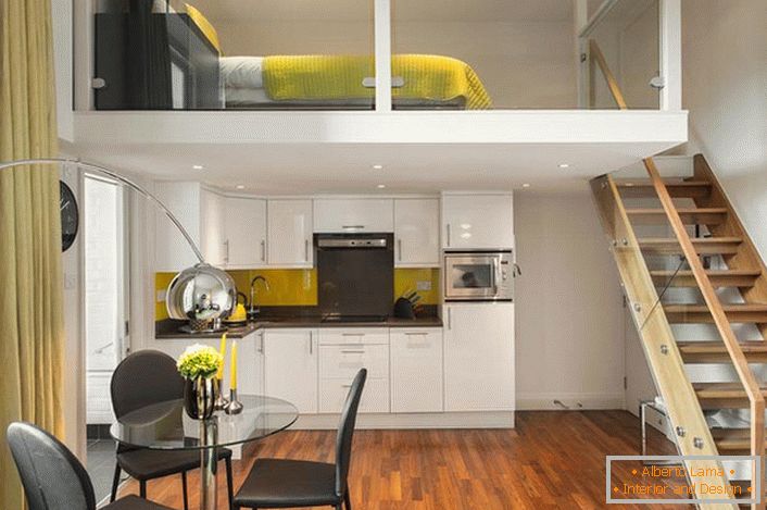 Malý dvojúrovňový apartmán je zariadený v minimalistickom štýle.