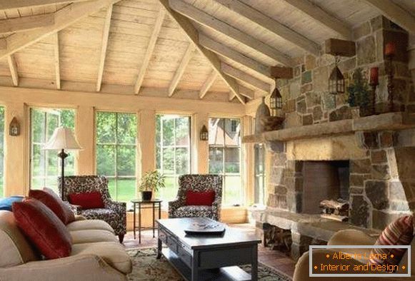 Interiér haly s krbom v súkromnom dome - dizajn dreva a kameňa