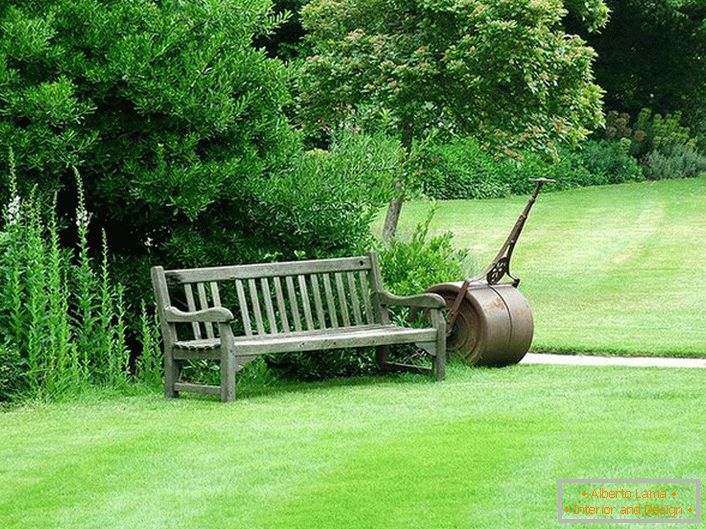 Anglický trávnik nepotrebuje dodatočnú výzdobu a môže pôsobiť ako samostatná jednotka krajinného dizajnu.