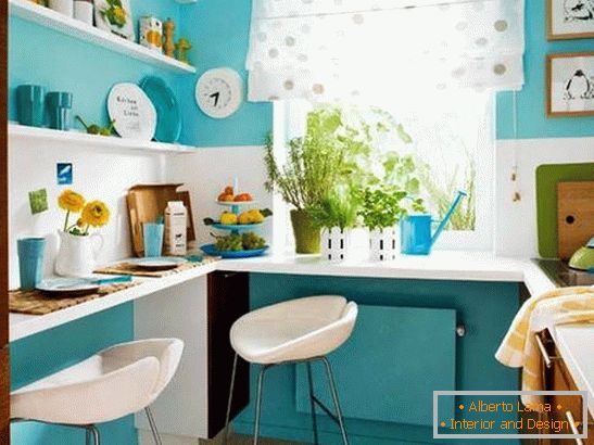 Interiér malej kuchyne v tyrkysovej farbe