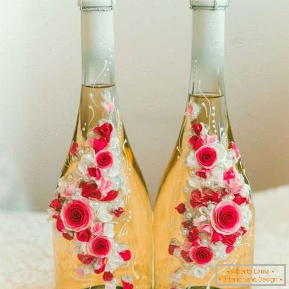 Ako zdobiť fľašu šampanského na svadbu s kvetinami