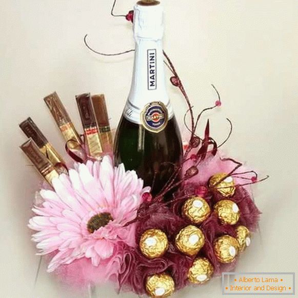 Dekor fľašu šampanského s cukríky a kvety - foto