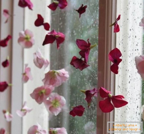 Dekorácia okien s umelými kvetmi