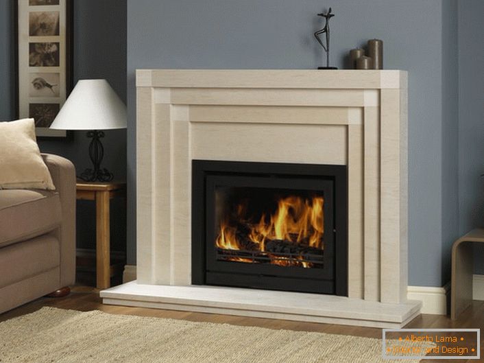 V obývačke krb s imitáciou plameňa vykonáva nielen dekoratívnu funkciu. V chladnej sezóne ohrieva miestnosť.
