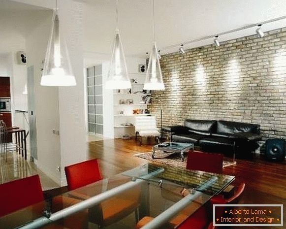 Loft interiérový dizajn dvojizbového bytu - fotka kuchyne v obývacej izbe
