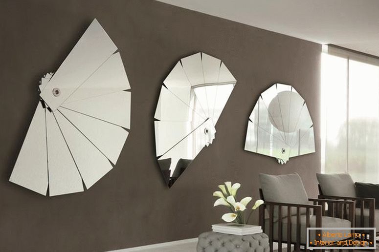Zrkadlá na stenách v obývacej izbe