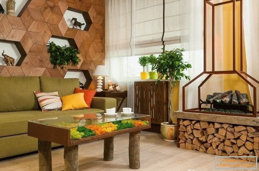 Obývacia izba v ekologickom štýle s krbom a drovnitsey