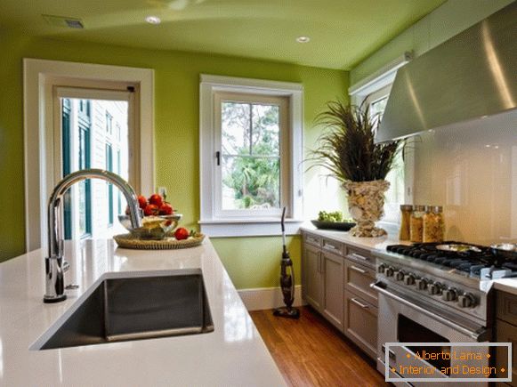 Kuchynský dizajn so zelenými stenami a stropom