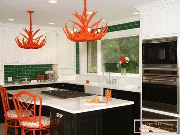 Kuchyňa so zelenými stenami a červeným dekorom