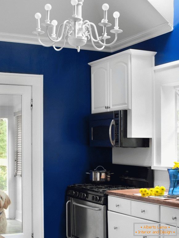 Kuchyňa s jasne modrými stenami