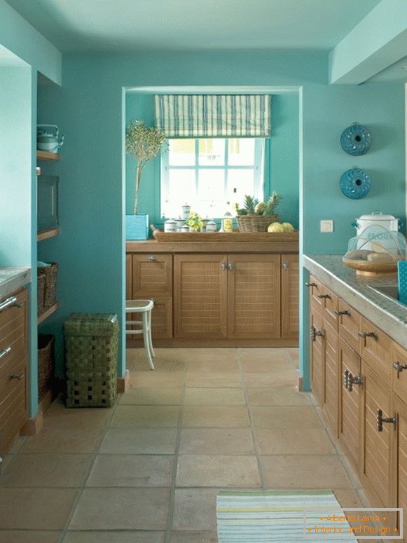 Kuchyňa s modrými stenami a stropom