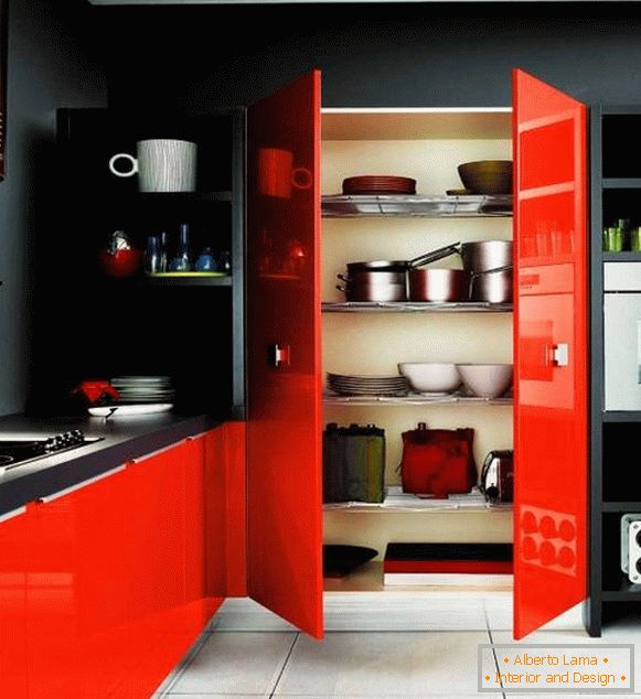 Čierne steny a červený nábytok v dizajne kuchyne