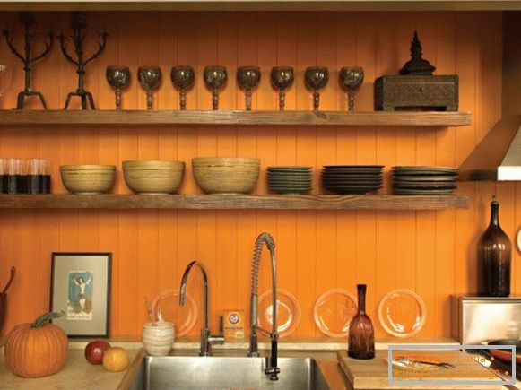 Návrh kuchyne s oranžovými stenami