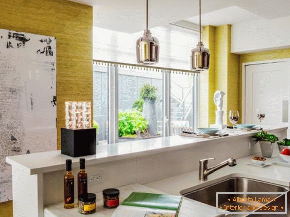Kuchyňa s textúrovanými žltými stenami