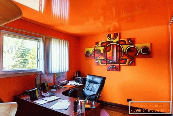 Svetlý interiér s strešným stropom oranžovej farby