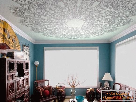 Návrh miestnosti s modrým strečovým stropom s potlačou vzorom fotografie 2016