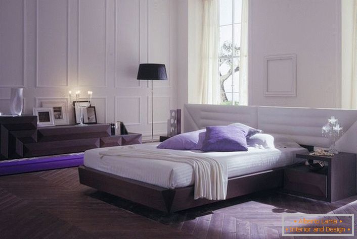 Minimalistická spálňa je vybavená modulárnym nábytkom. Správne zvolené svetlo robí miestnosť romantickou a útulnou.