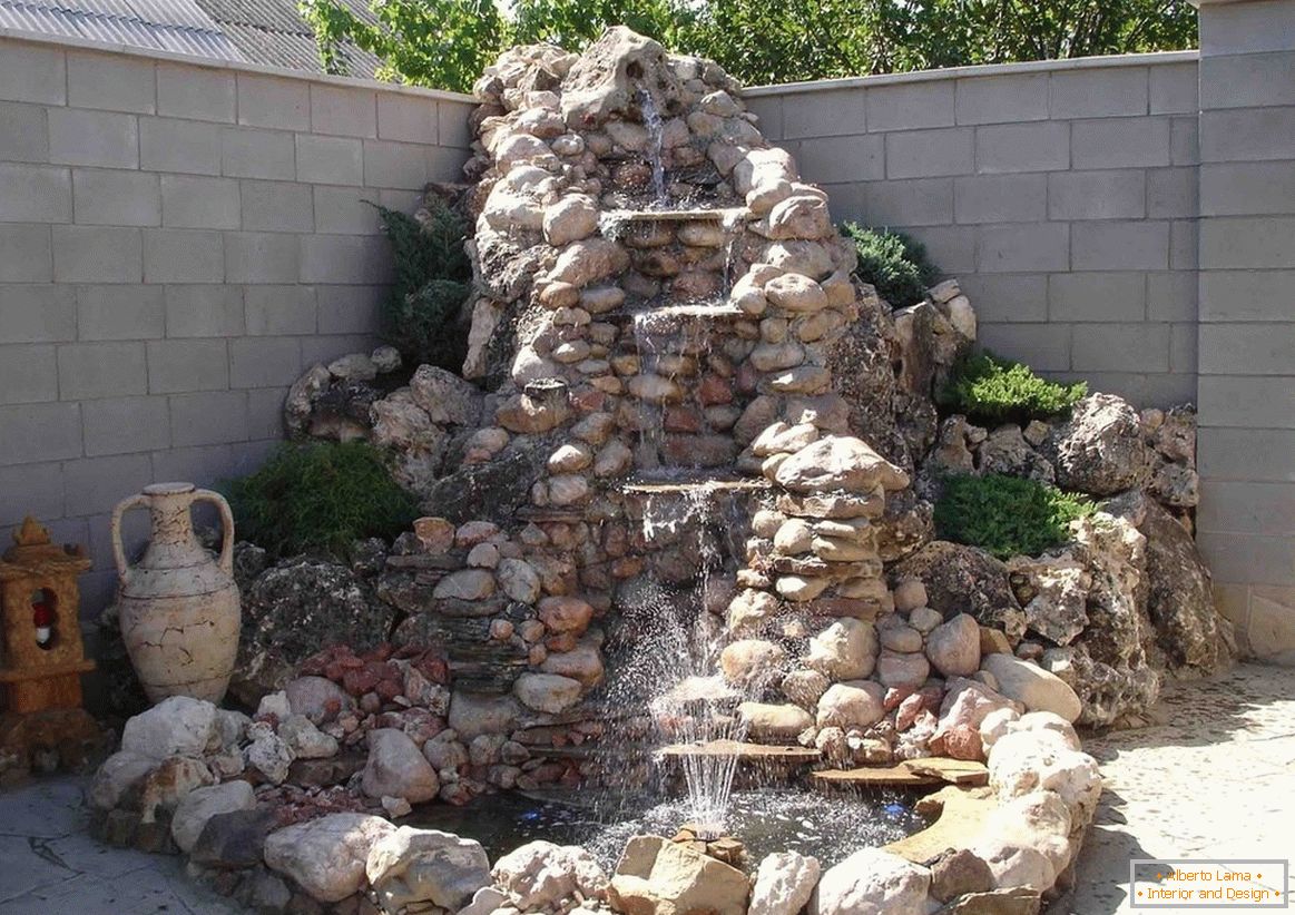 Kamenná fontána na mieste