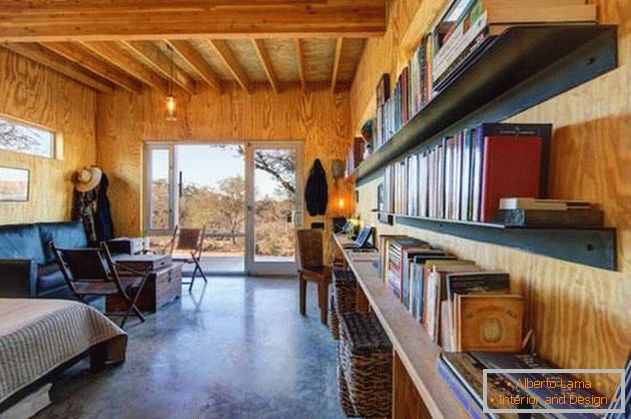 Malý lacný drevený dom v USA: книжные полки