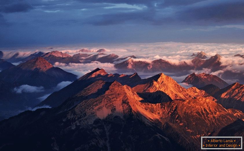 Alpské hory v oblakoch