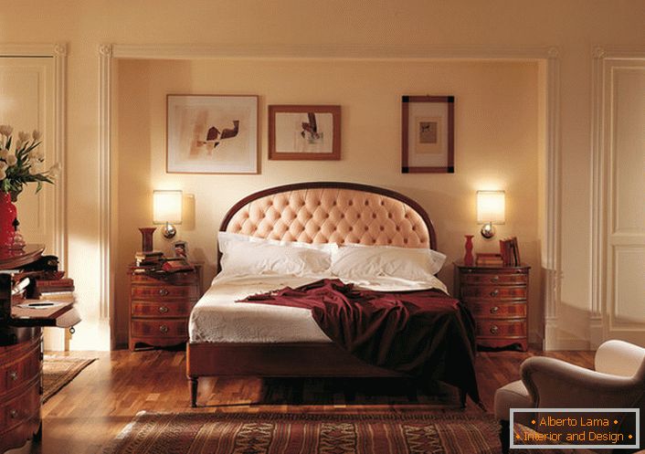 Vznešený anglický štýl v spálni je atraktívny a skromný. Centrom pozornosti je posteľ vo vysokej čelnej doske, ktorá je posiata mäkkou svetlou béžovou handričkou.