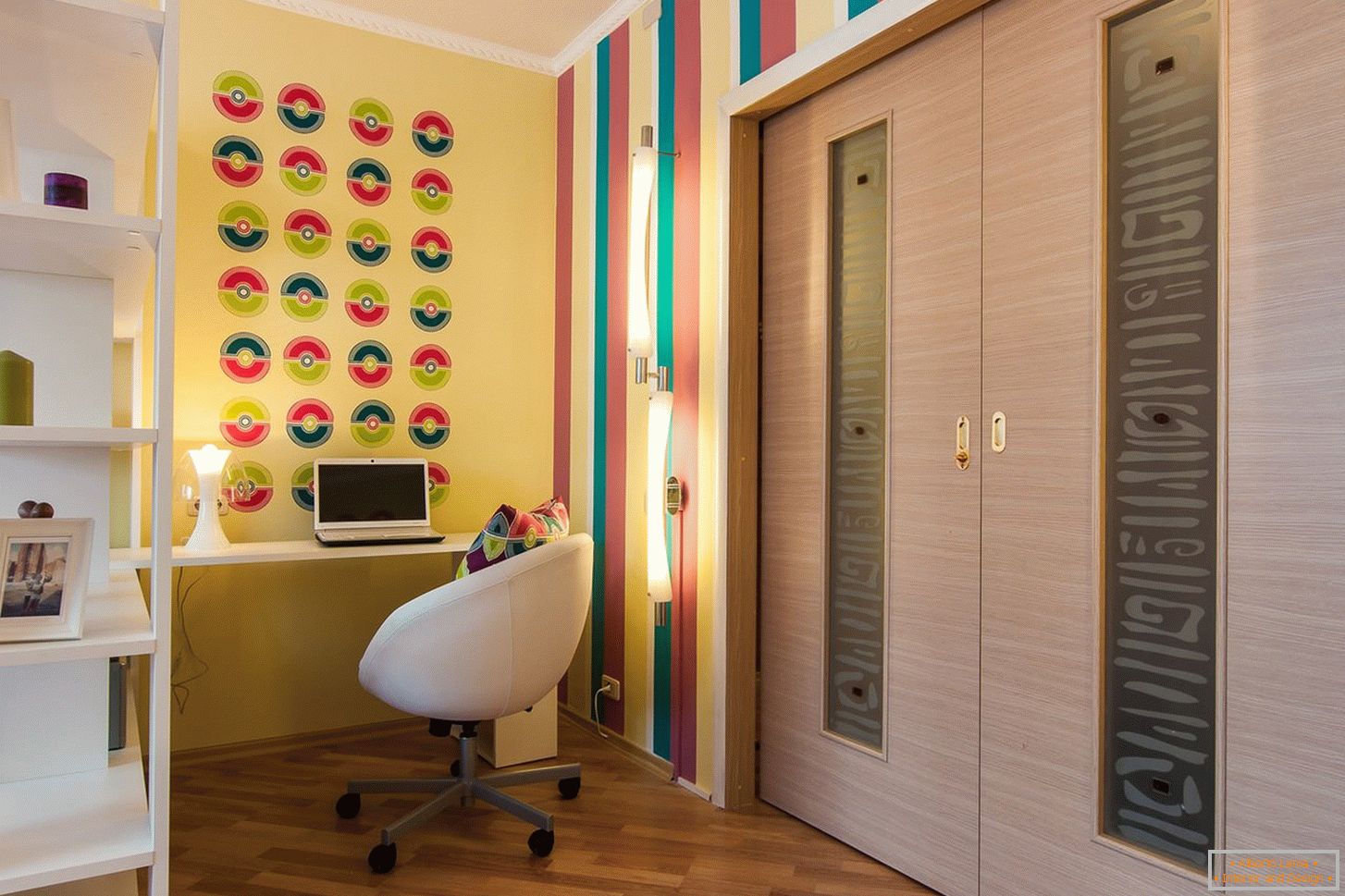 Jasné farby v dizajne obývacej izby
