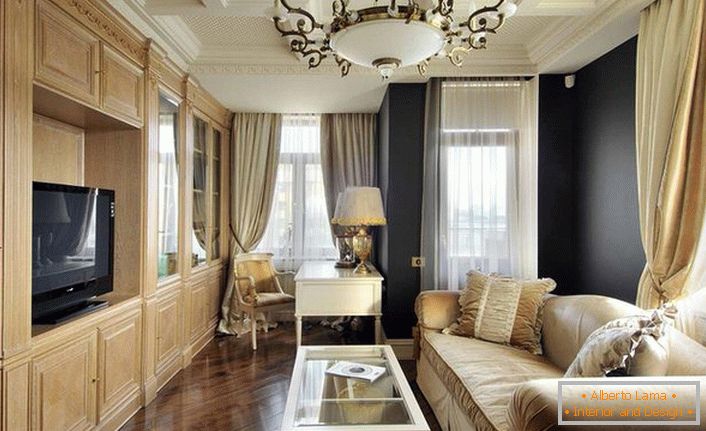 Izba v Empire štýle. Projektant dokázal vytvoriť exkluzívny luxusný obývací priestor z jednoduchej miestnosti malých rozmerov.
