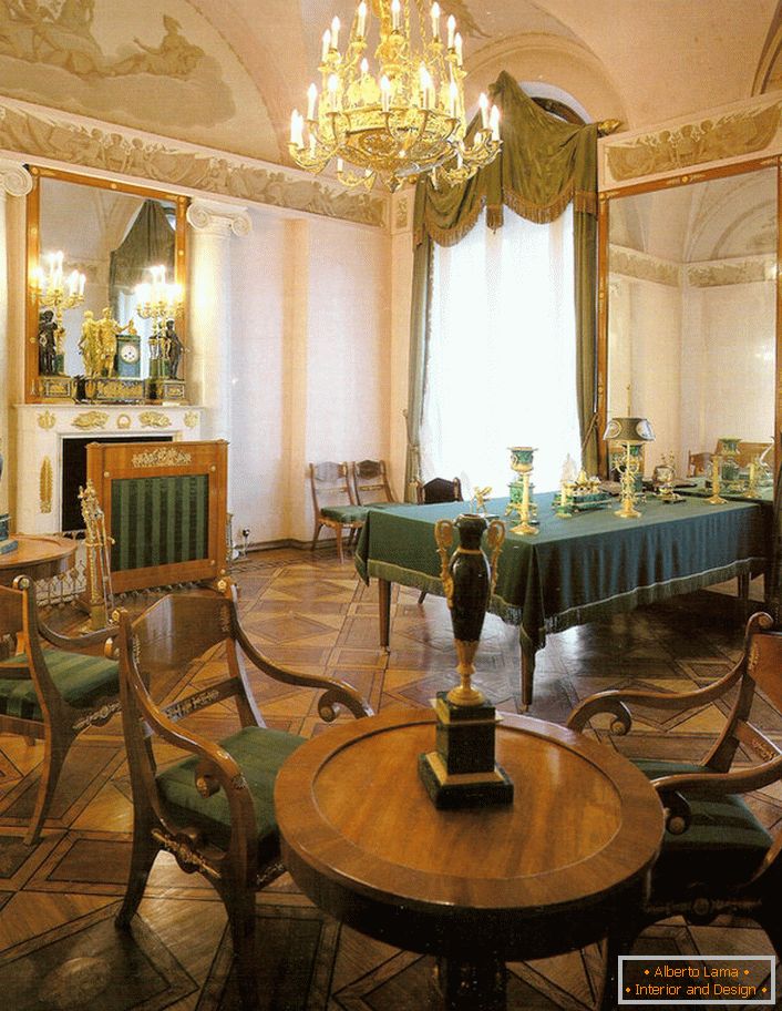 Jedáleň v Empire štýle vo veľkej vidieckej chate na juhu Francúzska.