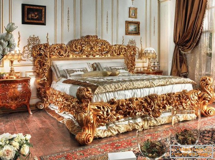 Luxusné postele sú vyrobené v najlepších tradíciách empírového štýlu. Masívne chrbty postele z vyrezávaného dreva vzácnej zlaté farby vystupujú na pozadí ďalších interiérových detailov.