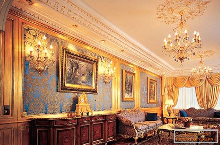 Obývacia izba v dome veľkej francúzskej rodiny. Empire style v hosťovskej izbe demonštruje stav majiteľov domu. Kráľovské, drahé byty sú zaujímavé s správnou kombináciou detailov. Trámy na stenách, svietidlá, lustre a zlaté farebné lambrequins harmonicky pozerajú do celkového obrazu interiéru. 