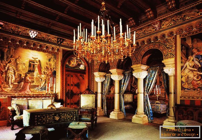 Obrovský lustr so sviečkami sa presúva od hostí haly do minulého storočia. Kráľovské panské domy so stĺpmi a umeleckými obrazmi dávajú izbe ešte viac pompéznosti.