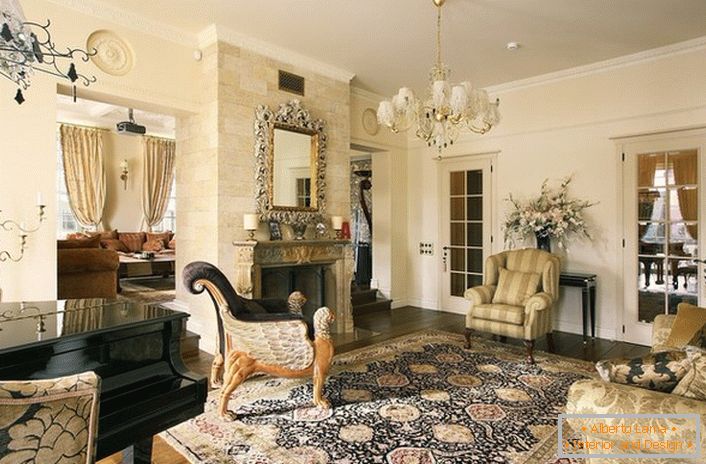 Luxusná obývacia izba v empírovom štýle s krbom z prírodného kameňa. Svetlé tmavo modré dizajnové prvky vyzerajú kontrastne na bledom béžovom pozadí a priťahujú oko.