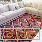 Biele pohovky a turecký koberec