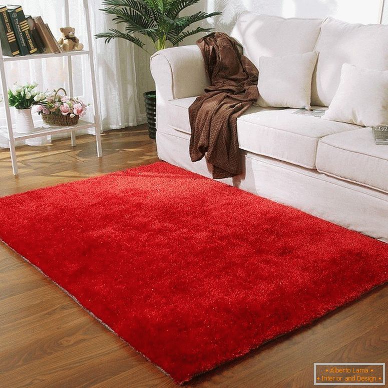 Červený koberec pred bielou pohovkou