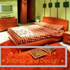Šalát a oranžový koberec v spálni