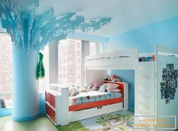 Dvojpodlažná posteľ a strom v miestnosti pre dievčatá
