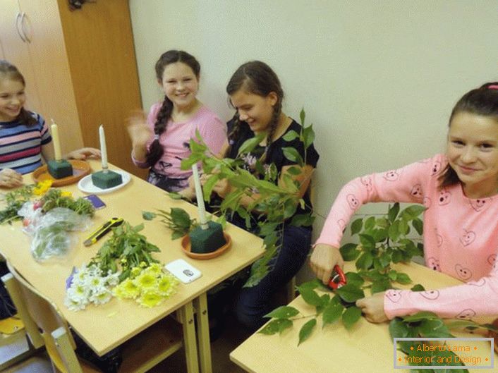Naučili sme sa zdobiť svietniky s kvetmi a listami.