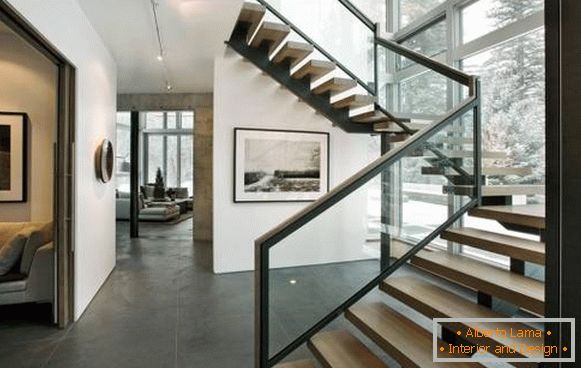 Kovové schody v dome na druhom poschodí - foto