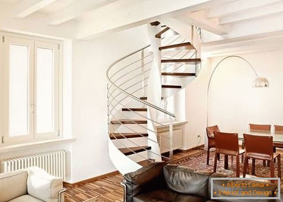Spirálové schodisko v súkromnom dome z dreva a kovu