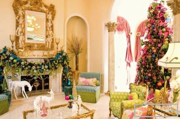 Krásny novoročný interiér v ružovej, modrej a svetlozelenej farbe