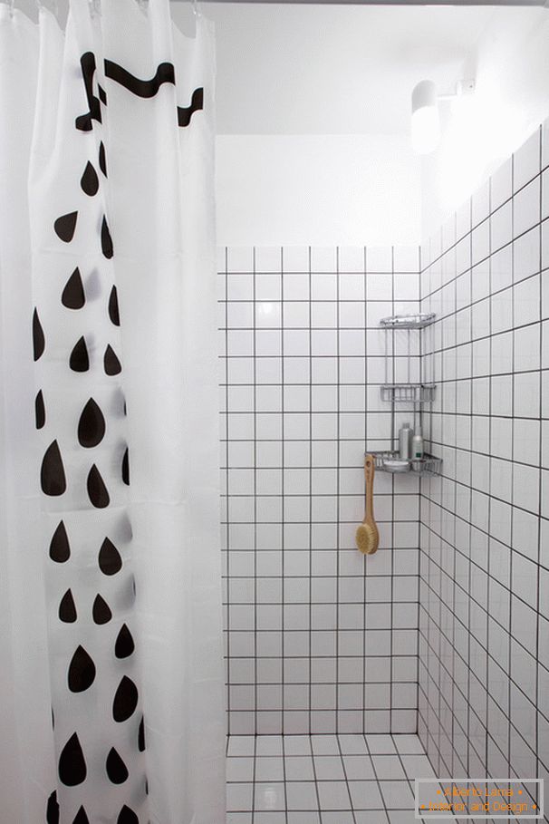 Sprchovací kút so žalúziami v kúpeľni