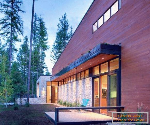 Ultramoderná veranda s dreveným domom s kabátom