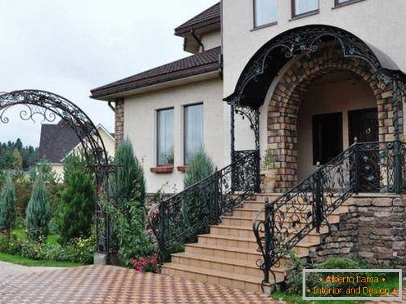 Chytrá kovaná veranda s klenbou a zábradliemi