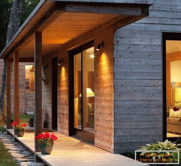 Malá veranda z dreva pre moderný súkromný dom